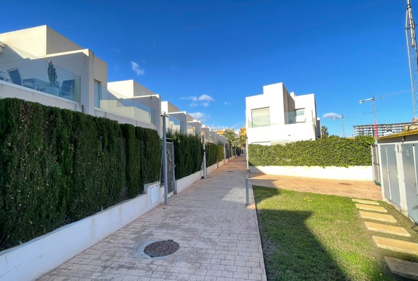 Resale - House - Torrevieja - Punta Prima