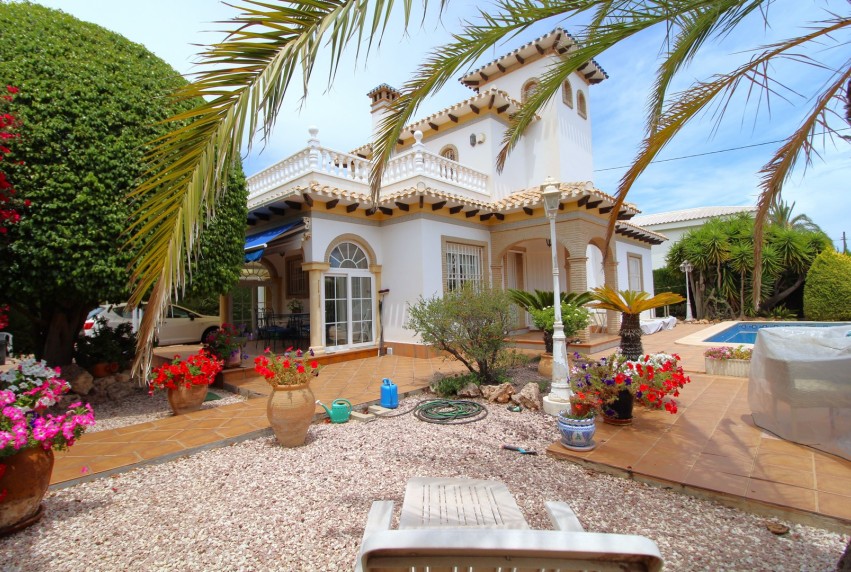 Resale - Villa - Cabo Roig