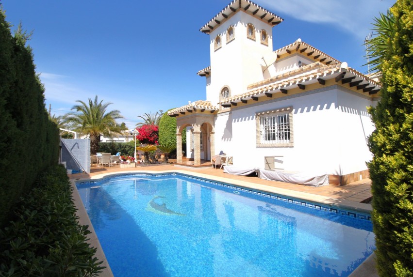 Resale - Villa - Cabo Roig