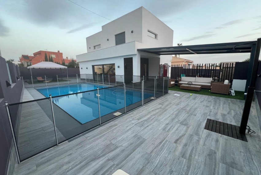 Resale - Villa - Torrevieja - El Chaparral