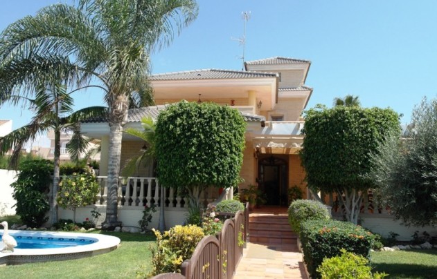 Villa - Herverkoop - Torrevieja - Aguas Nuevas