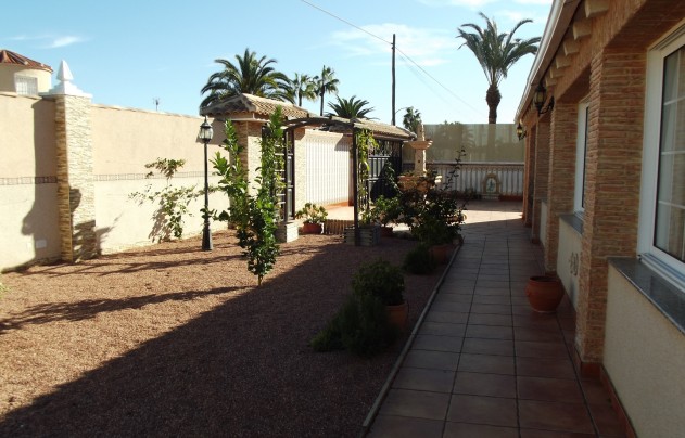 Resale - Villa - Torrevieja - El Chaparral