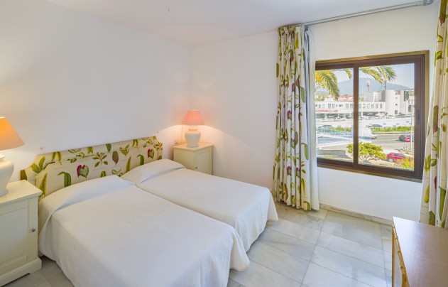 Resale - Apartment - Marbella - Puerto Banús