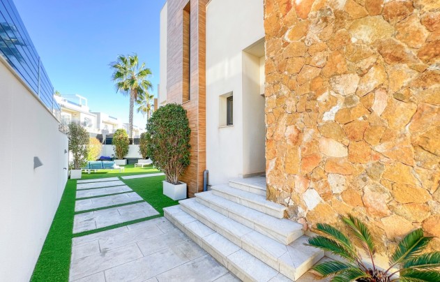 Resale - Villa - Torrevieja