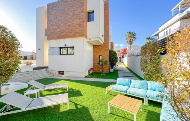 Resale - Villa - Torrevieja