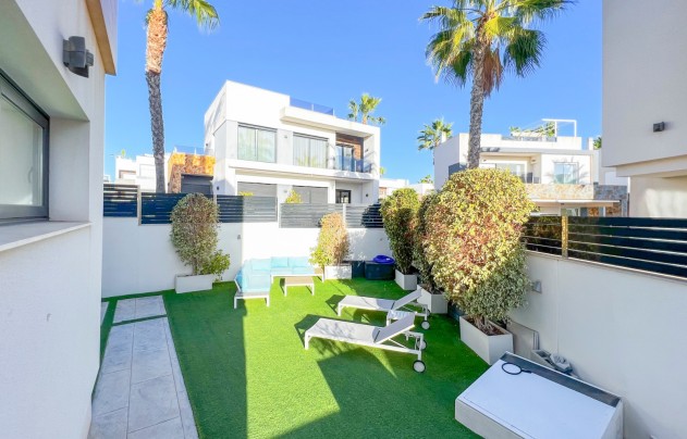 Resale - Villa - Torrevieja