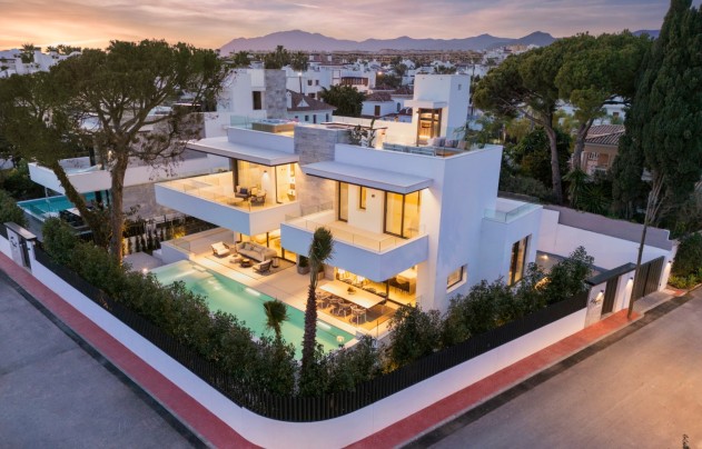 Resale - Villa - Marbella - Puerto Banús