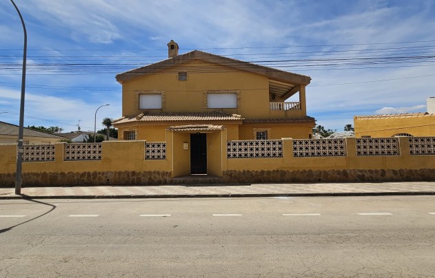 Resale - Villa - Los Alcazares