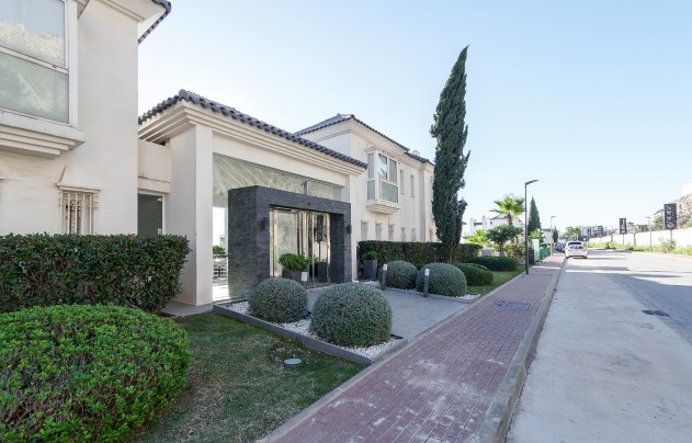 Resale - Apartment - Benahavis - La Quinta