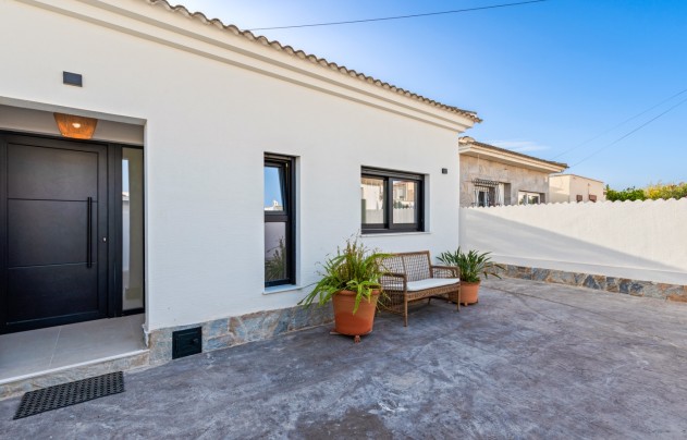 Resale - Villa - Torrevieja - El Chaparral