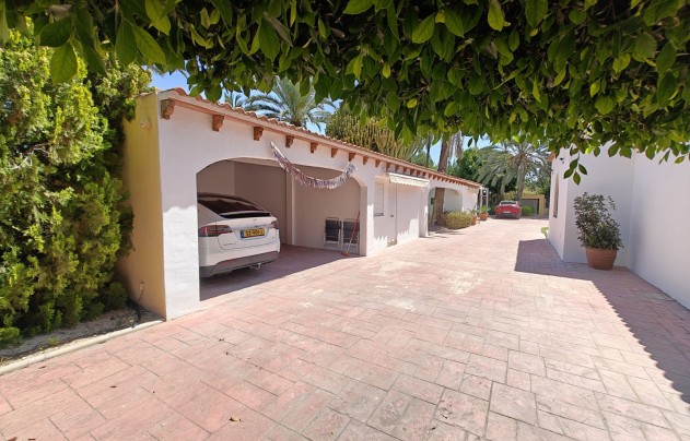 Resale - Villa - Elche